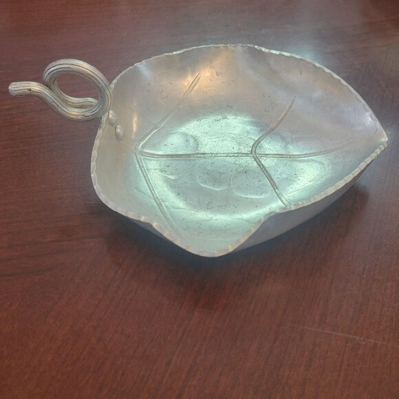 Buenelum Hand Wroght Leaf-Shaped Dish With Loop Handle - Picture 3 of 5